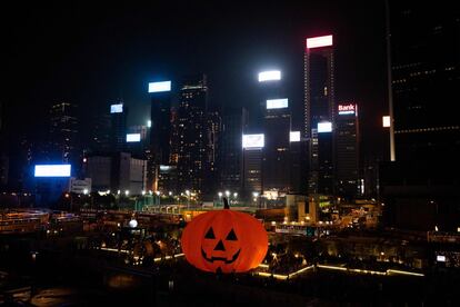 Una calabaza gigante de Halloween instalada en la ciudad de Hong Kong.