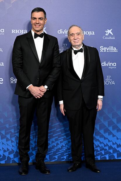 Pedro Sánchez junto a Fernando Méndez-Leite, presidente de la Academia de Cine. El presidente del Gobierno aseguró que este había sido "un año espectacular para el cine español" y que recientemente había disfrutado de la película As bestas.