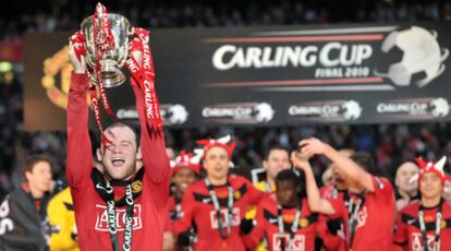 Wayne Rooney celebra el triunfo en la 'Carling Cup'.