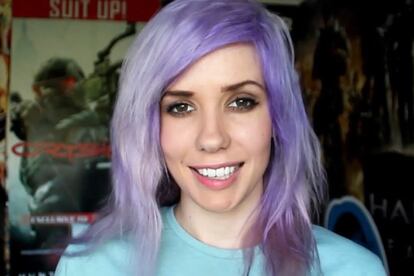 Alanah Pearce es una joven australiana que trabaja haciendo críticas de videojuegos para diferentes emisoras de radio y televisión. Tiene un canal de YouTube propio, donde, como lamentablemente viene siendo habitual cuando hablamos de mujeres y videojuegos, el ciberacoso hace acto de presencia. Harta de las amenazas de violación, y tras comprobar que muchos de sus acosadores eran menores, Pearce contactó con las madres de éstos y publicó las respuestas. Os contamos toda su historia aquí.