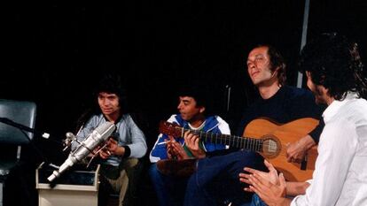 Camar&oacute;n (i), Paco de Lucia (2d) y Tomatito (d), durante la grabaci&oacute;n del disco &#039;Como el agua&#039; 