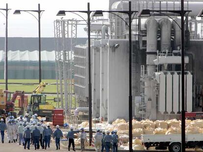 Inspectores nucleares del OIEA, en la planta de Kashiwazaki-Kariwa, el pasado lunes.