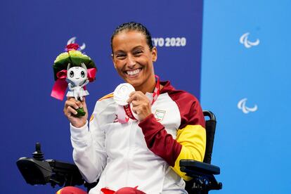 La nadadora española, que ha acudido a los Juegos Paralímpicos de Tokio mermada por una lesión en el hombro izquierdo que se produjo en el Europeo de Madeira, ha conquistado la medalla de plata en los 50 metros espalda, clase S5.