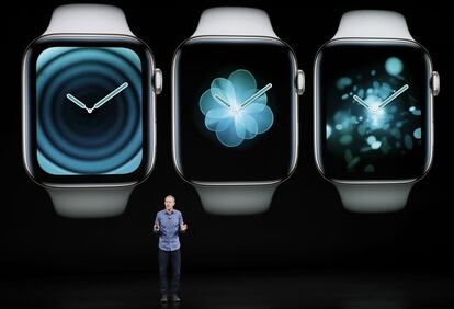 Jeff Williams, director de operaciones de Apple, habla sobre el Apple Watch Series 4 en el Steve Jobs Theatre.