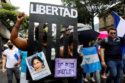 Exiliados nicaragüenses piden por la liberación de Ana Margarita Vijil y lo demás presos políticos, durante una protesta en San José, Costa Rica en noviembre de 2022.