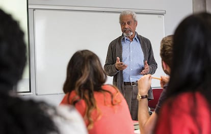 Abdulrazak Gurnah da una clase en la Universidad de Kent en mayo de 2016.