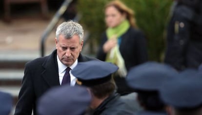 El alcalde de nueva York, Bill de Blasio, el pasado 28 de octubre en el funeral en Brooklyn de un policía asesinado en servicio.