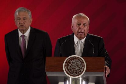 Foto de archivo de Francisco Garduño, director del Inami, y Andrés Manuel López Obrador, en Ciudad de México.