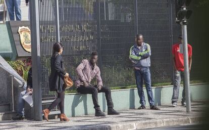 Imigrantes aguardam na porta da Superintendência da PF de São Paulo.