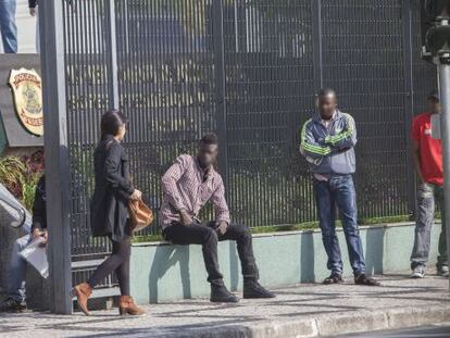 Imigrantes aguardam na porta da Superintendência da PF de São Paulo.