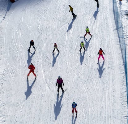 Un grupo de esquiadores baja por una de las pistas de la estación de La Molina, en el Pirineo catalán.