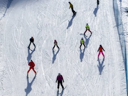 Un grupo de esquiadores baja por una de las pistas de la estación de La Molina, en el Pirineo catalán.