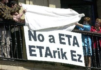 Concejales de Rentería colocaron ayer en la fachada del Ayuntamiento, gobernado por el PSE, una pancarta contra ETA.