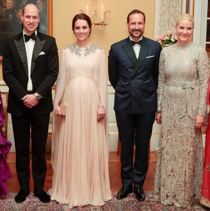 Los duques de Cambridge, Guillermo de Inglaterra y Kate Middleton, junto a  los pr&iacute;ncipes de Noruega, Haakon y Mette-Marit en Oslo el jueves.
