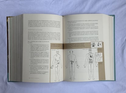 Un par de páginas del libro presentan un diagrama de la autopsia de Santiago Nasar.
