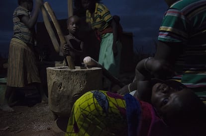 Las mujeres rurales en Burkina Faso contribuyen de forma sustancial a las actividades económicas y de cuidado de la familia. La agricultura, el cuidado de los animales, la cocina, la recolección de agua, el cuidado de la familia y el mantenimiento de los hogares son algunas de sus tareas. Su día de trabajo es muy largo y la carga de las actividades es mucho más pesada que la de los hombres. La jornada de trabajo para ellas comienza muy temprano, cuando todavía es de noche y no se escucha otro sonido más que el de los morteros. Antes del amanecer, alrededor de las cuatro, las mujeres se despiertan y empiezan a moler el mijo. Esta tarea involucra también a las niñas. Para los hombres, ell trabajo empieza más tarde, cuando salen para ir al campo o para cuidar del ganado.