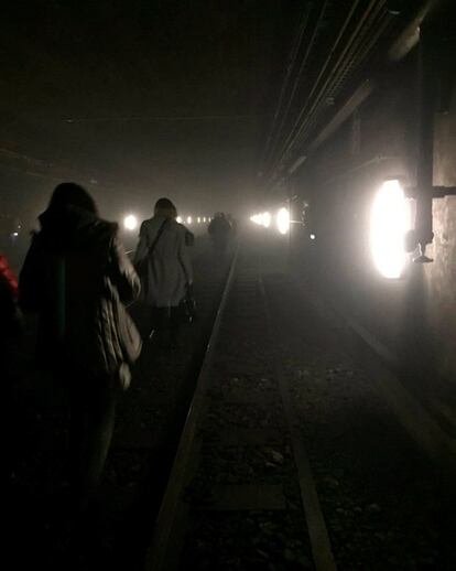 Diversos passatgers del metro de Brussel·les son evacuats després de l'explosió a l'estació de metro de Malbeek.  
