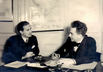 Manuel Chaves Nogales, a la derecha, en una agencia de noticias en Fleet Street, en Londres, hacia 1943. Imagen cedida por la eidtorial El Paseo. 