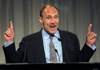 Tim Berners Lee en 2009, el a&ntilde;o en el que se arrepinti&oacute; de poner // en todas las direcciones de todas las webs del mundo