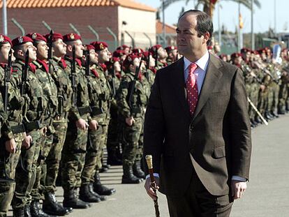 José Bono pasa revista en la base militar de Bétera (Valencia).