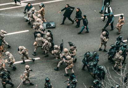 Estas protestas alentaron a más gente de todo el país a salir a la calle a manifestarse contra un régimen que lleva en el poder tres décadas. En la imagen, los manifestantes se enfrentan a policías kazajos durante las marchas contra la subida de los precios de la energía en Almaty, el día 5.