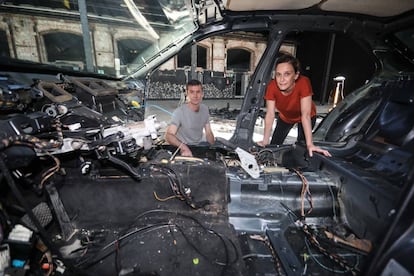 Rosa Casado y Mike Brookes en una nave de Matadero con su performance El cielo claro en aquellos días, en el que durante diez días desgüazan un vehículo de segunda mano.