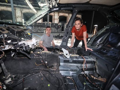 Rosa Casado y Mike Brookes en una nave de Matadero con su performance El cielo claro en aquellos días, en el que durante diez días desgüazan un vehículo de segunda mano.