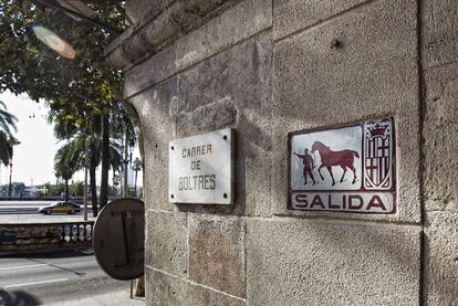 Placa de la calle de Boltres que indicaba la dirección por donde debían circular los carros.