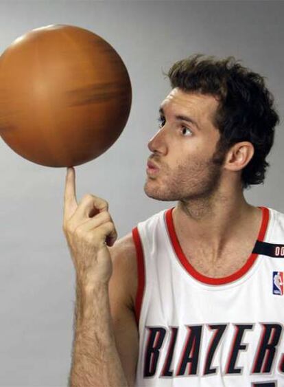 Rudy Fernández hace girar el balón con la camiseta de los Blazers.