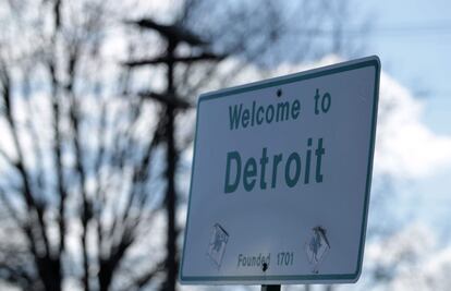 Señal que da la bienvenida a Detroit, Michigan (EE.UU.). La ciudad de Detroit solicitó la mayor bancarrota municipal de la historia estadounidense.