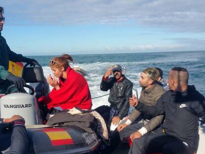 Rescate de la Guardia Civil de siete personas cerca de Barbate este domingo.