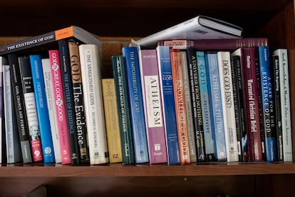 Algunos de los libros en la biblioteca de la casa de Joseph Ramos en Santiago.