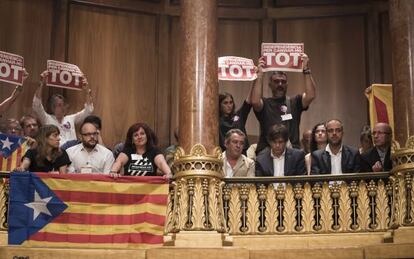 Carles Puigdemont, presidente de la AMI, durante la votación.
