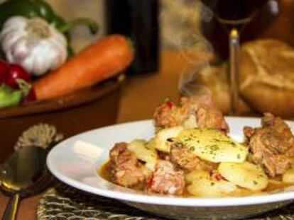Fotografía facilitada por Ruralka de un plato de patatas guisadas con costillas, de la cocina del Hotel Rural La Salve, en el municipio toledano de Torrijos. EFE/Archivo