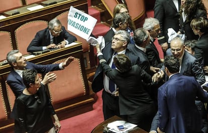 Senadores italianos de la Liga Norte protestan contra la ley Ius Soli.
