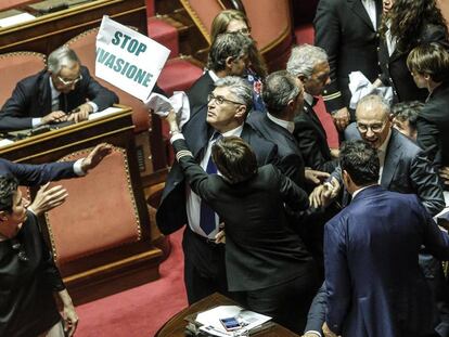 Senadores italianos de la Liga Norte protestan contra la ley Ius Soli.