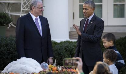 O presidente dos Estados Unidos, Barack Obama (d), perdoa ‘Tot’, o peru nacional do Dia de Ação de Graças, diante do presidente da Federação Nacional do Peru, John Reicks, e seus dois sobrinhos.