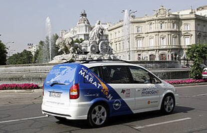 HydroGen3 ha viajado desde Noruega, a Lisboa en 38 días alimentado por hidrógeno. En la imagen, el prototipo de Opel a su paso por Madrid.