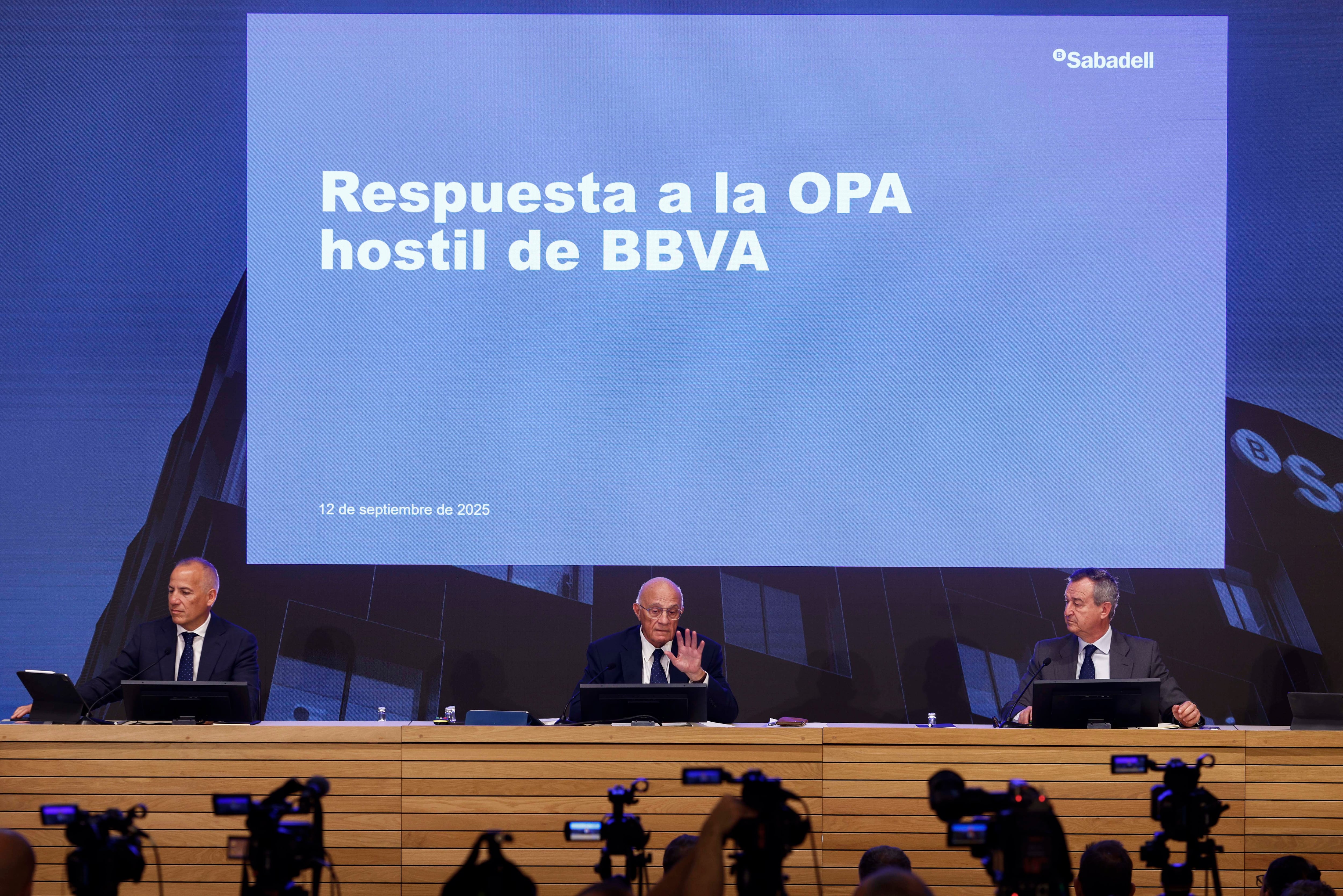 El Sabadell se mira en el espejo italiano para rechazar la opa del BBVA