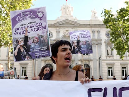 Organizaciones feministas de Madrid se concentran bajo el lema ¡Basta ya de justicia patriarcal!, el pasado viernes 21 de junio frente al Tribunal Supremo, tras conocerse la sentencia que condena a los cinco miembros de La Manada a 15 años de prisión por un delito continuado de violación.