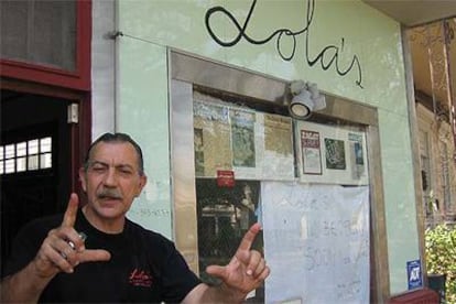 Ángel Miranda relata los daños sufridos desde la puerta de su restaurante.