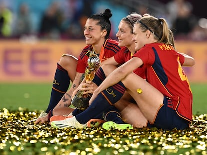 Jennifer Hermoso, Alexia Putellas e Irene Paredes posan el domingo con la Copa del Mundo.