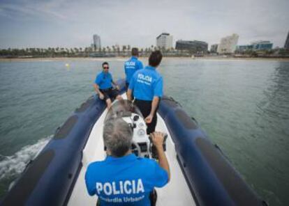 Guardias patrullando en una lancha en playas. 