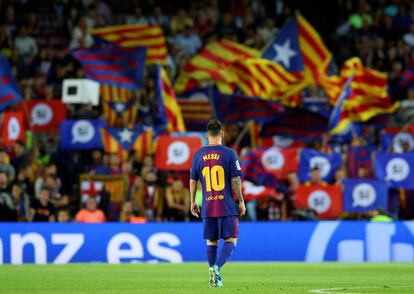Messi, en un Camp Nou volcado con el referéndum el día del partido contra el Eibar.