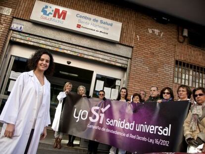 La m&eacute;dico Mar Sacrist&aacute;n objeta a la norma que deja sanidad a inmigrantes sin papeles.  / Santi Burgos