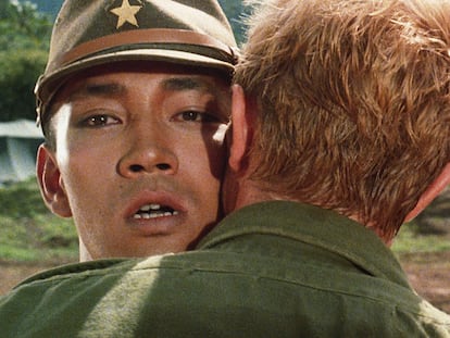 Sakamoto (de frente) y Bowie, en la escena del beso de 'Feliz navidad Mr. Lawrence'.