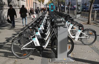 Estación de BiciMad en la calle Alcalá, cerca de la Plaza de Cibeles.