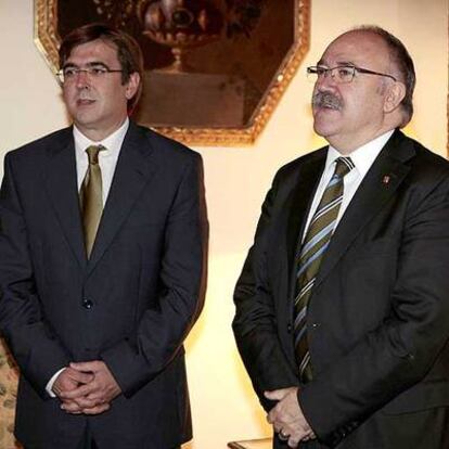 Josep Lluís Carod-Rovira (derecha), líder de ERC, junto al presidente de Baleares, Francesc Antich, ayer en Palma.