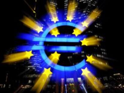 Imagen del signo del Euro que se refleja en frente del Banco Central Europeo (BCE) en Frankfurt Main (Alemania). 