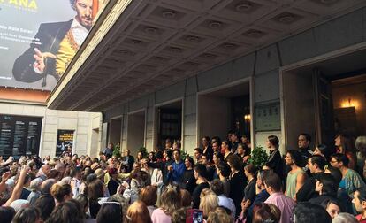 Los bailarines anuncian la suspensión del estreno al público en la puerta del teatro.